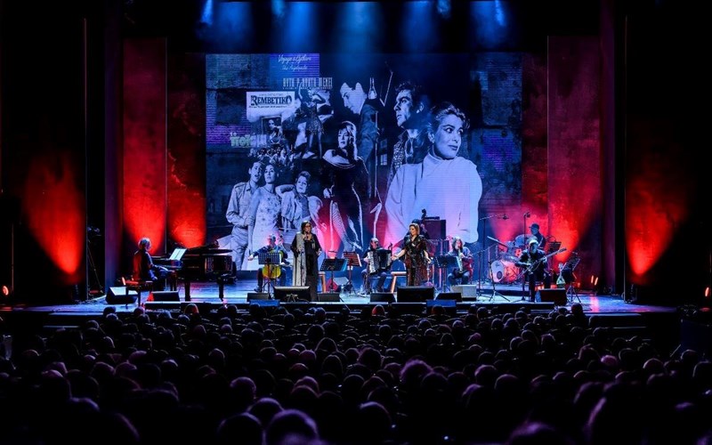 i-maria-farantouri-kai-i-giota-negka-tragoudoun-ton-elliniko-kinimatografo-sto-pallas-giota-negka-tragoudoun-ton-elliniko-kinimatografo-sto-pallas