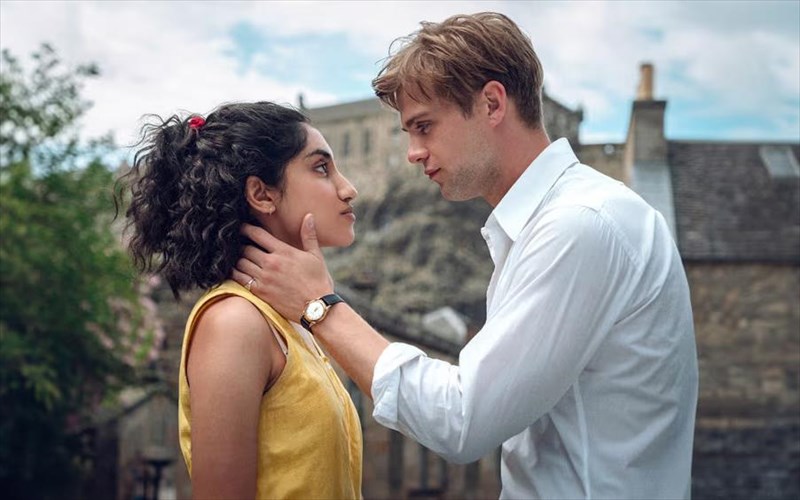 taksidi-stis-topothesies-pou-guristike-i-dimofilis-seira-one-day-tou-netflix-metaksu-tous-kai-i-ellada-ellada