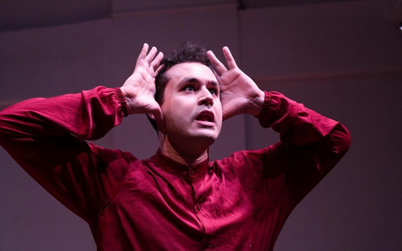 o-frants-kafka-sto-theatro-i-ksexoristi-periptosi-tis-omadas-simeio-miden