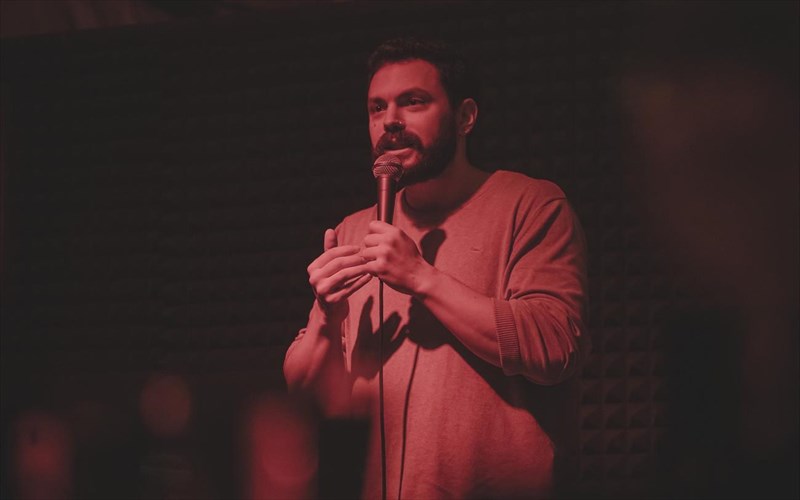 gnoriste-ton-stand-up-comedian-mixali-sebasteriti-zesti-fournia-tis-ellinikis-komodias