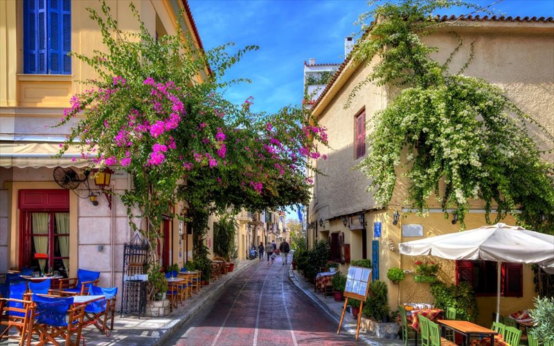 i-athina-stin-korufi-ton-poleon-me-tis-oraioteres-murodies
