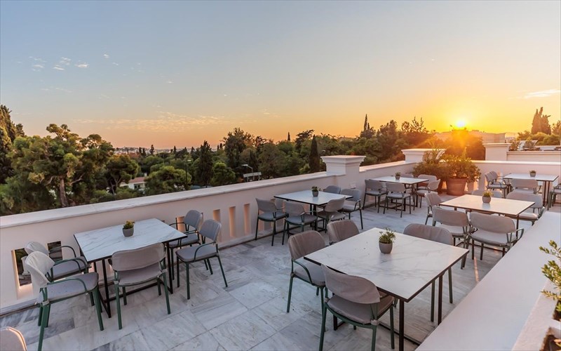 rantebou-sto-estiatorio-tou-mouseiou-mpenaki-gia-kokteil-ki-ekleptusmenes-geuseis-me-thea-ston-ethniko-kipo