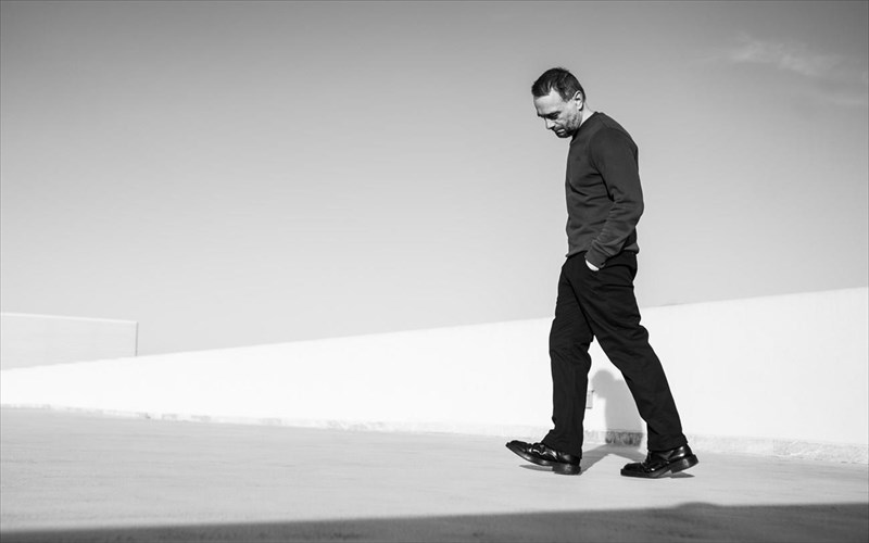 o-k-bita-epistrefei-me-olokainouria-tragoudia-ston-kipotou-megarou