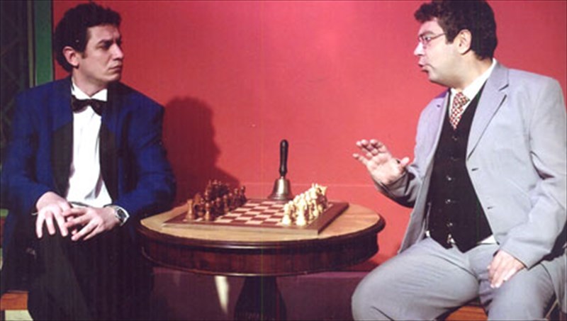 mia-partida-skaki-sto-theatro