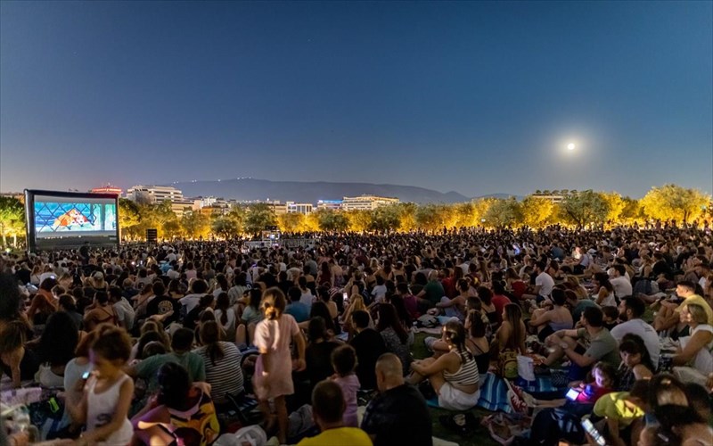 kalokairi-simainei-therino-sinema-kato-apo-ta-asteriasto-ksefoto-tou-parkou-stauros-niarxos