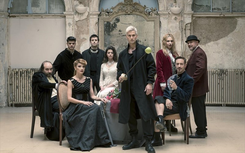 amlet-i-korufaia-parastasi-sunexizei-tin-periodeia-tis