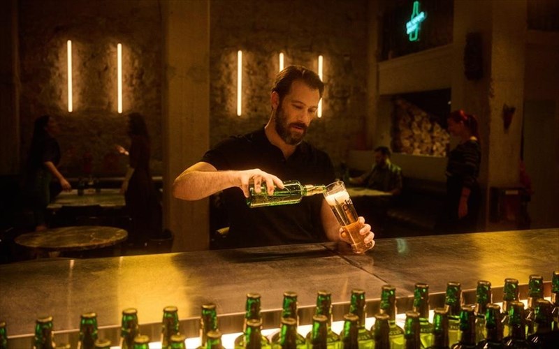 fischer-nea-tileoptiki-kampania-me-protagonisti-ton-antinoo-almpani