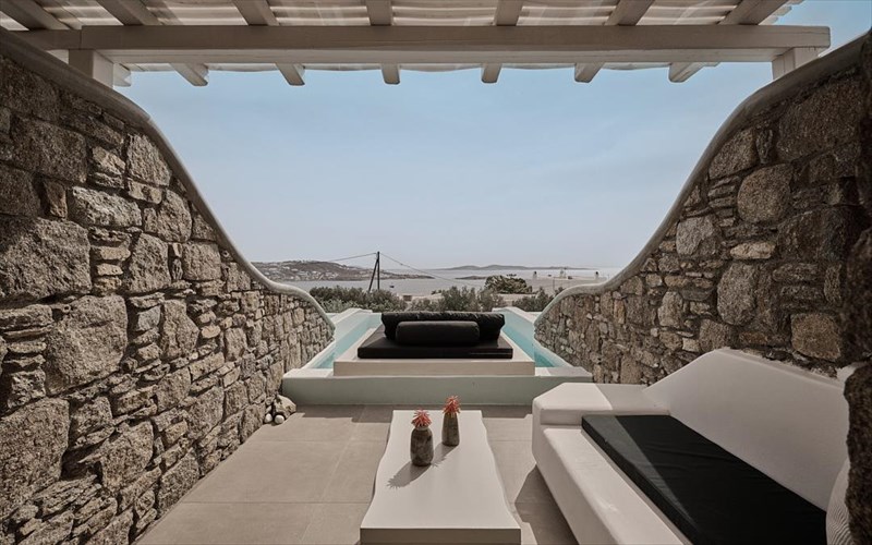 olvos-mykonos-to-neo-kalokairino-katafugio-poluteleias-me-thea-ti-dilo