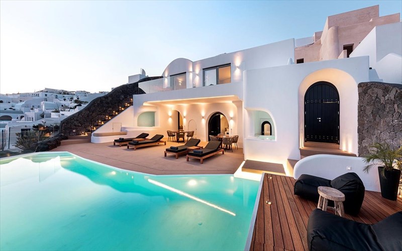 olvos-luxury-suites-santorini-romantismos-iliobasilemata-kai-arxitektoniki-kompsotita-stin-oia