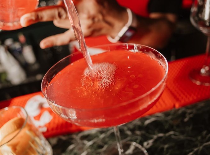 i-stoli-vodka-mas-upodexetai-me-ton-pio-entuposiako-tropo-ston-aproblepto-kosmo-tou-spirit-of-change