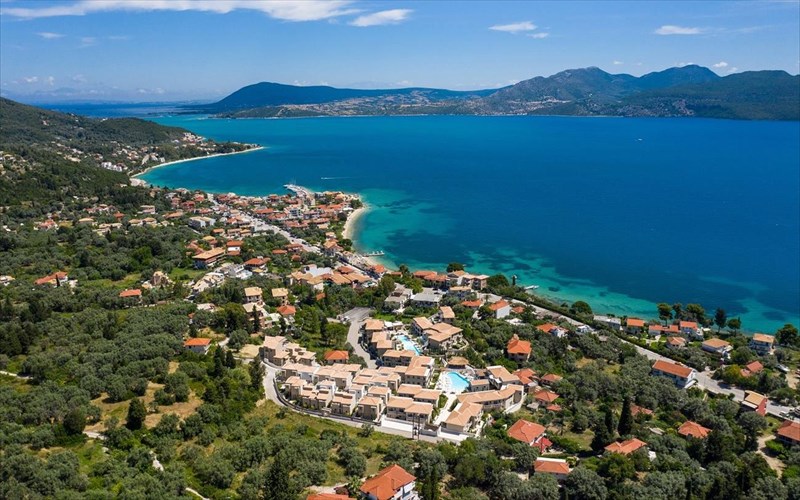 to-crystal-waters-anabathmizei-tin-filoksenia-stin-leukada