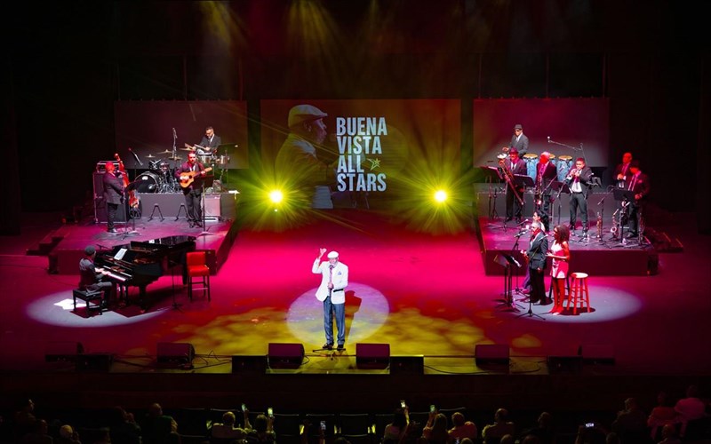 oi-buena-vista-all-stars-apo-tous-dromous-tis-koubas-sti-skini-tou-kpisn