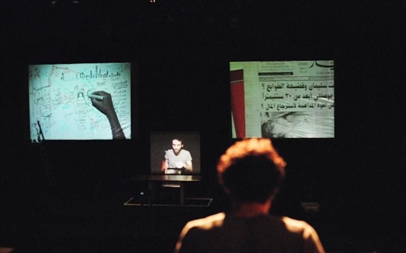 i-eksafanisi-enos-dimosiou-upallilou-ginetai-sugklonistiko-theatriko-gegonos-stin-peiraios-260