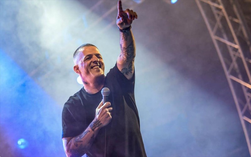 o-eisboleas-kleinei-25-xronia-mousikis-ston-lukabitto-kai-parousiazei-neo-almpoum