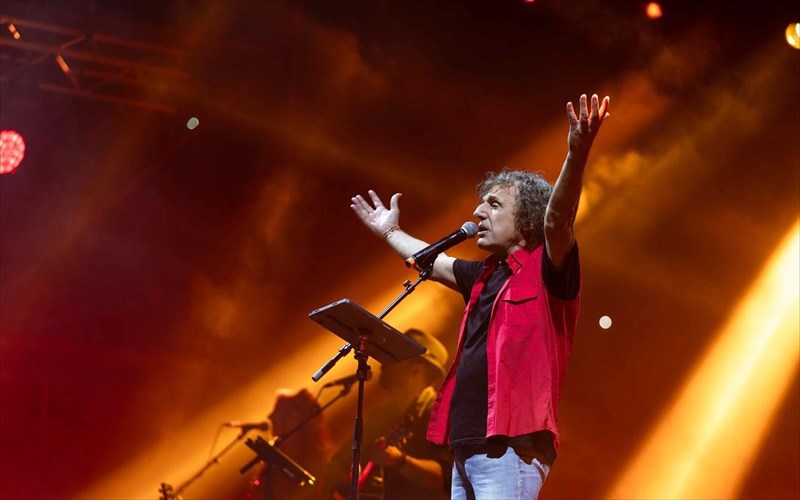 o-basilis-papakonstantinou-erxetai-stin-plateia-nerou-me-eklektous-kalesmenous