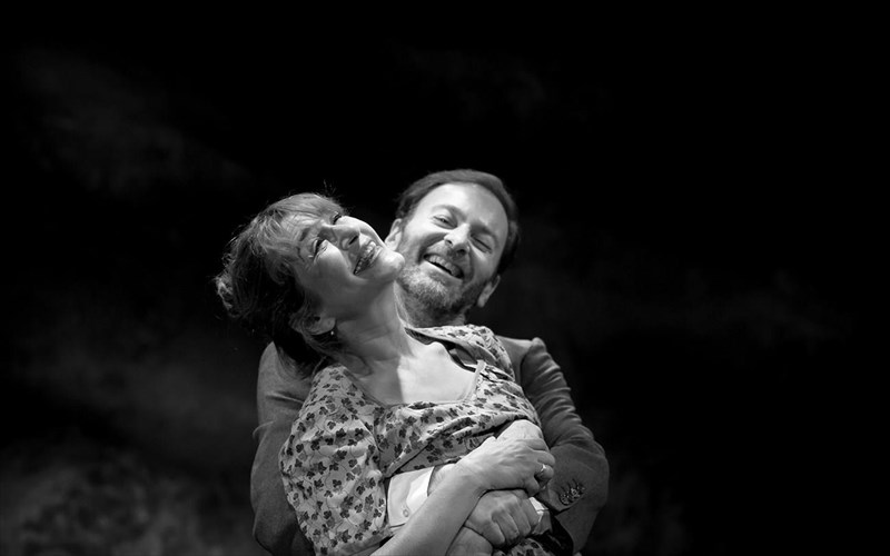 kritiki-theatrou-mia-ksexoristi-mera