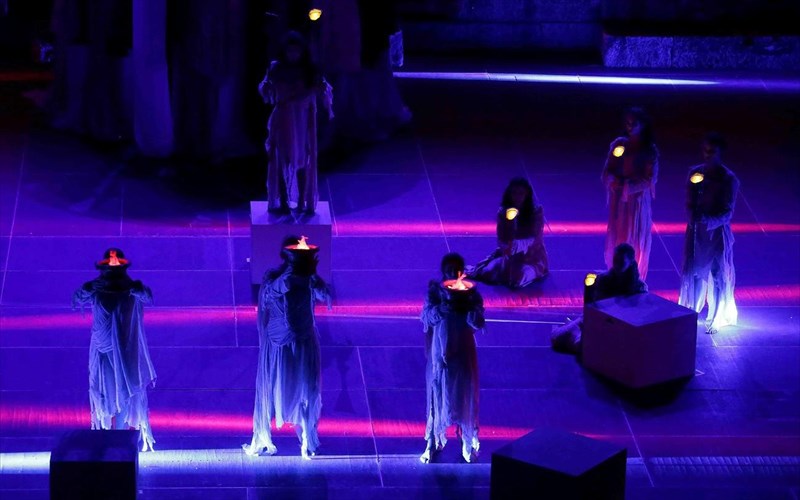 six-women-in-greek-tragedy-ena-polutheama-stin-aggliki-glossa-kato-apo-tin-akropoli