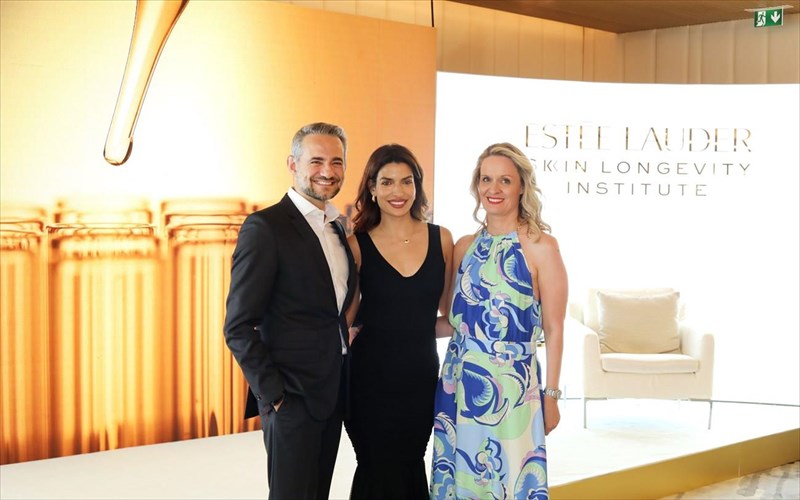 i-estee-lauder-parousiazei-ti-nea-kainotomia-skin-longevity-ti-nea-epoxi-tis-omorfias