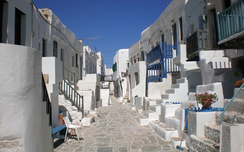 i-xora-tis-folegandrou-anamesa-sta-omorfotera-xoria-tis-europis