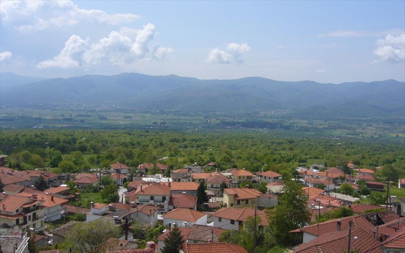 ano-poroia-serron-grafikotita-limni-kai-bouno-se-mia-teleia-sunthesi