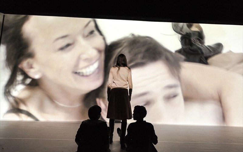 eidame-ti-mideia-se-skinothesia-simon-stone