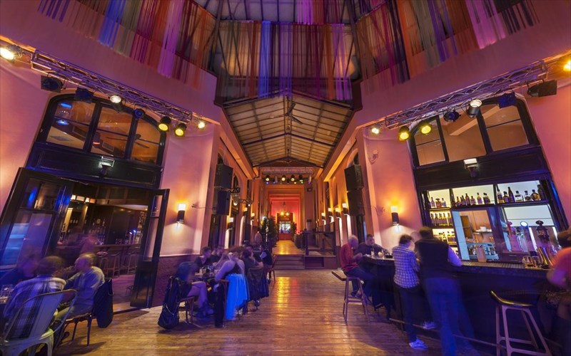 double-trouble-enas-rok-diplos-mpelas-stin-patision