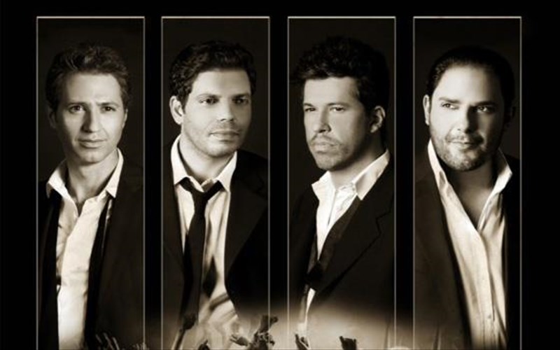 tesseris-gioi-thumountai-ta-tragoudia-tou-patera-tous