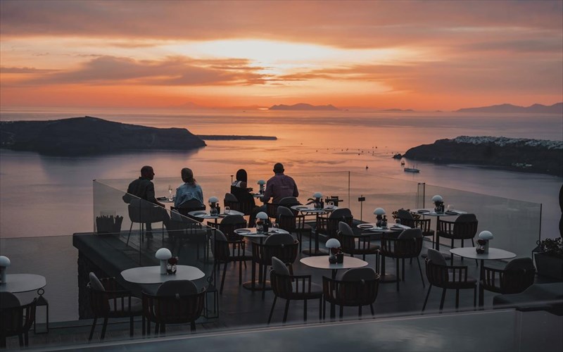 dimitris-katribesis-kai-Jacob-Jan-boerma-enosan-gi-kai-thalassa-sto-mavro-tis-santorinis