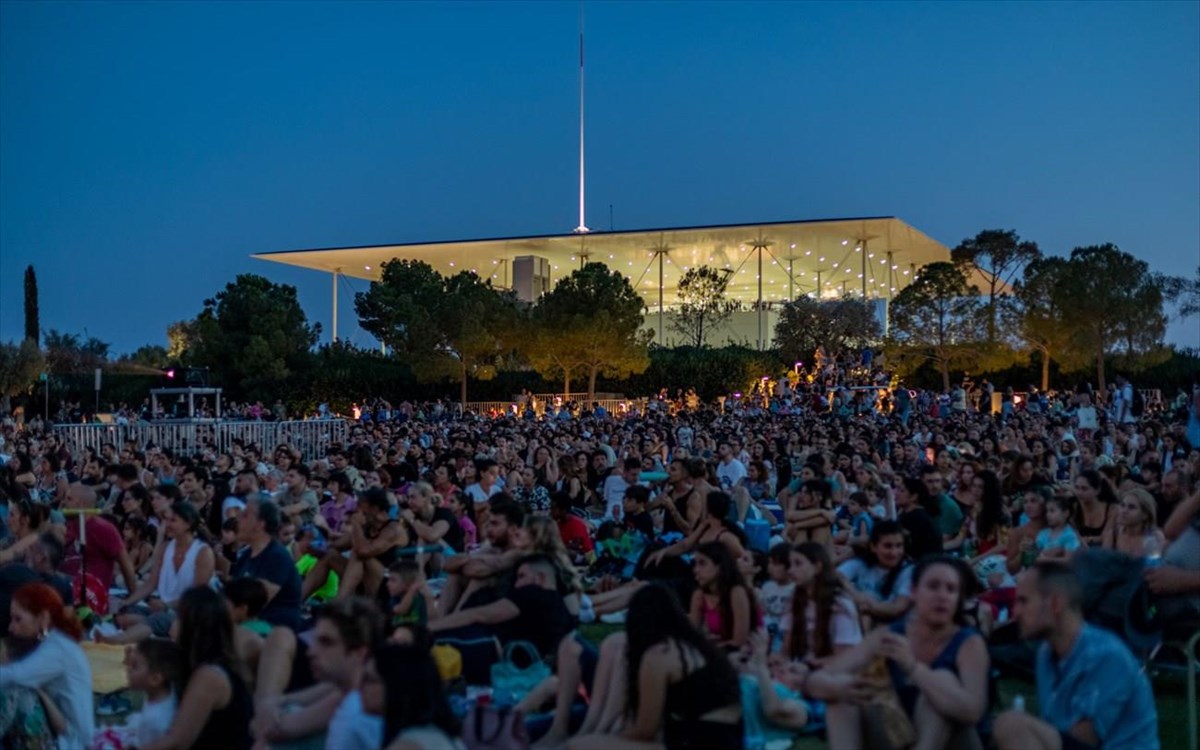 snfccfull-moonscreening-at-stavros-niarchos-parkphoto