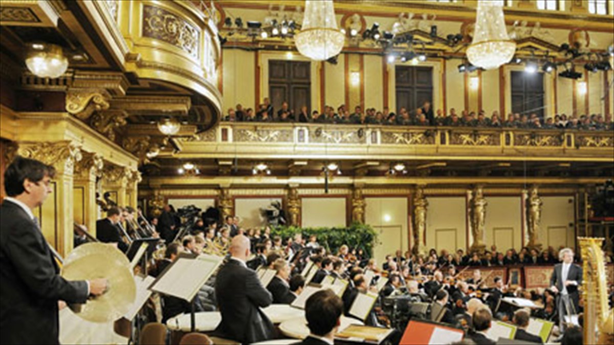 protoxronia-me-ti-filarmoniki-tis-biennis