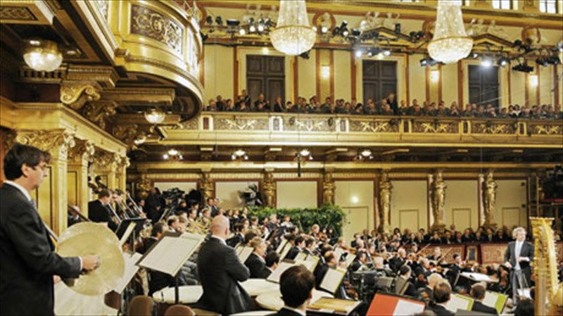 protoxronia-me-ti-filarmoniki-tis-biennis