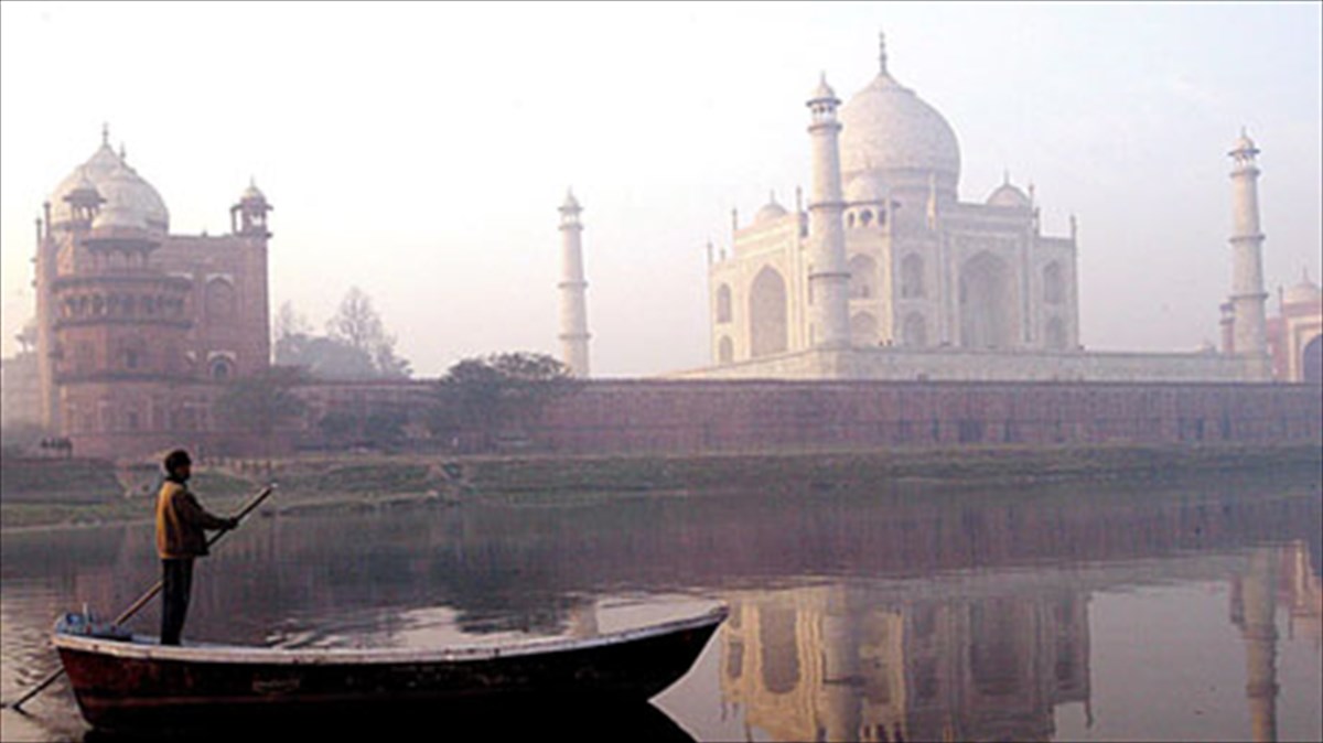 i-atmosfairiki-rupansi-apeilei-to-taj-mahal
