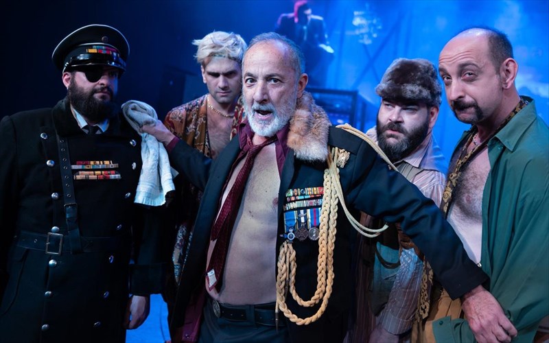 o-giannis-kakleas-skinothetei-mia-komodia-pio-asteia-ki-apo-ton-diabolo