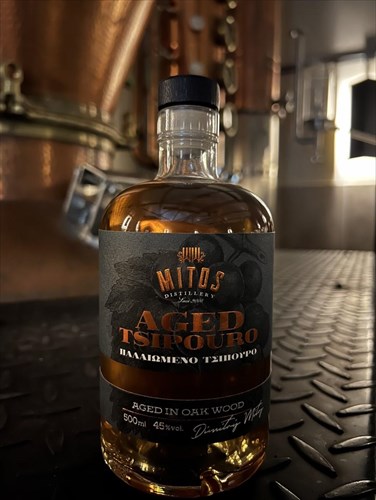 ena-elliniko-tsipouro-kerdizei-diethneis-diakriseis