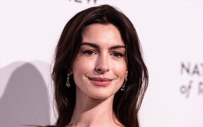 paper-tiger-adam-driver-anne-hathaway-Jeremy-strong-protagonistes-sto-authentiko-astunomiko-thriler