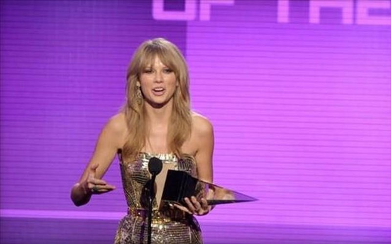 h-taylor-swift-megali-nikitria-sta-american-music-awards