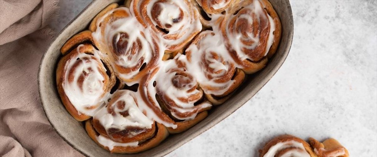 ftiakste-ta-dika-sas-xristougenniatika-cinnamon-rolls-me-glaso