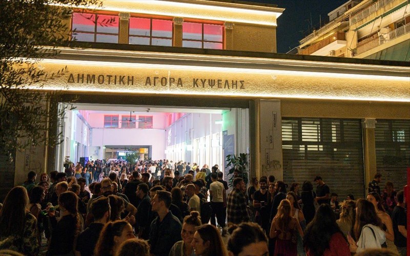 h-dimotiki-agora-kupselis-kernaei-kokteil-sto-xmas-cocktail-party