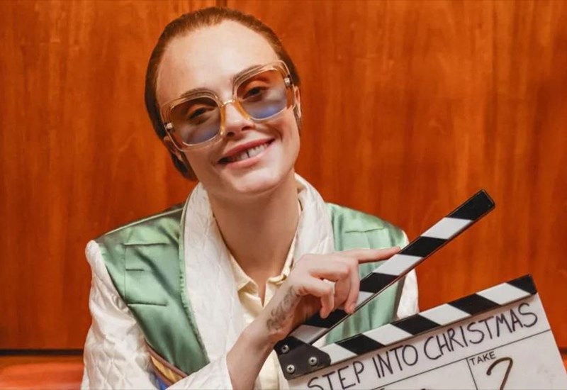 i-cara-delevingne-upoduetai-ton-elton-John-se-video-clip