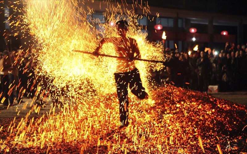 kinezoi-perpatoun-se-anammena-karbouna-gia-kali-tuxi