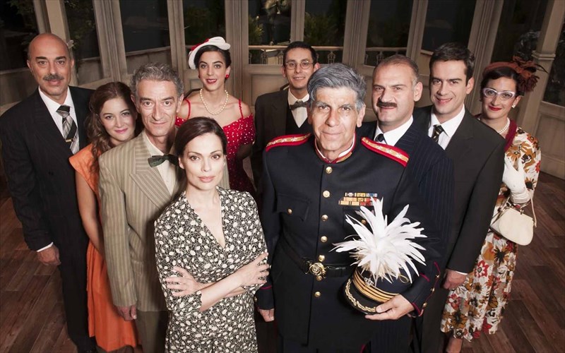 o-giannis-mpezos-skinothetei-ton-laki-lazopoulo-sto-enas-iroas-me-pantoufles