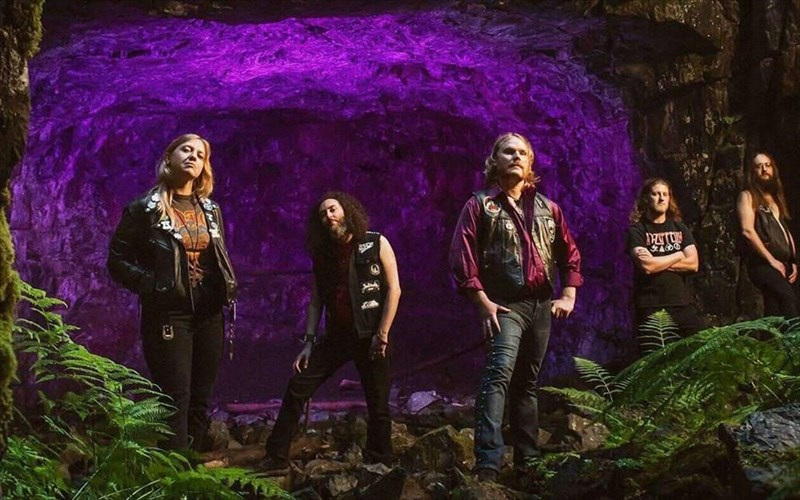 oi-smoulder-epistrefoun-sti-xora-mas