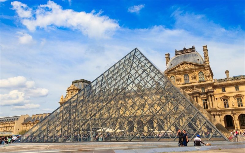 to-loubro-anakainizetai-kai-etoimazetai-gia-ti-nea-epoxi