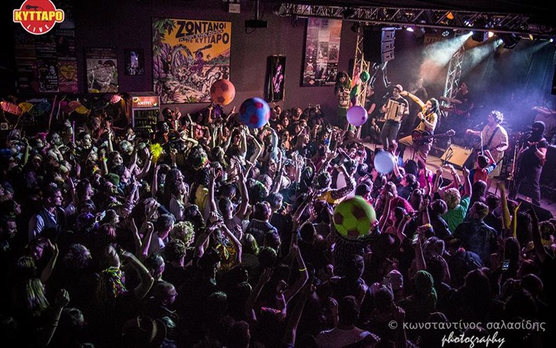 oi-locomodo-stinoun-duo-back-to-back-maske-partu-sto-kuttaro