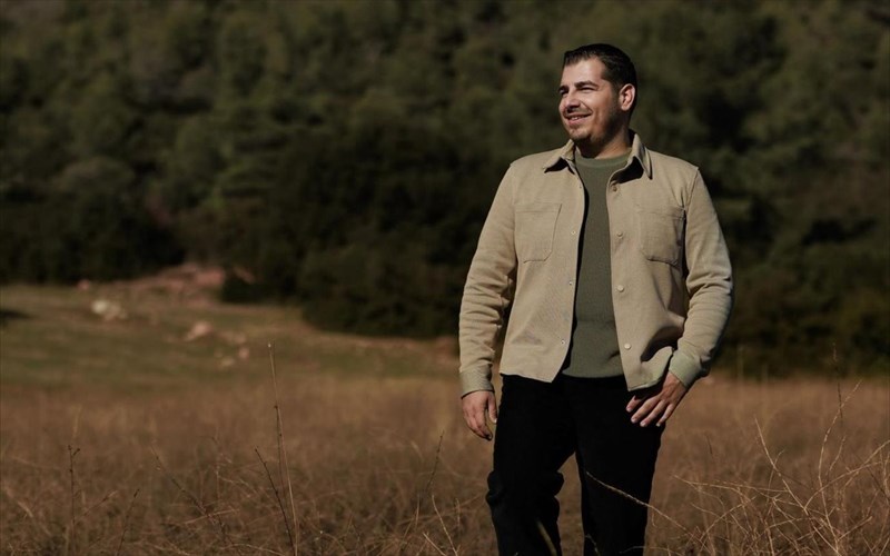 kainourgioi-ksana-to-neo-tragoudi-tou-fani-mparmpouni-akougetai-ksana-kai-ksana