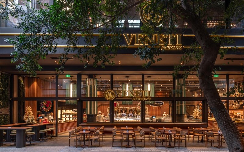 to-Jackson-hall-epestrepse-me-tin-upografi-veneti-me-pitsa-mpergker-kai-kokteil