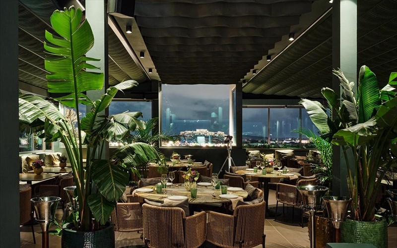 10-urban-rooftop-restaurant-dokimasame-to-neo-menou-me-aroma-elladas-stin-korufi-tou-radisson-blu-park