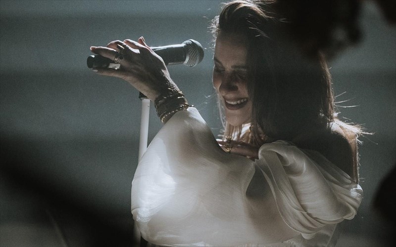 to-taksidi-tou-kati-kaigetai-ton-mpofiliou-karamouratidisunexizetai