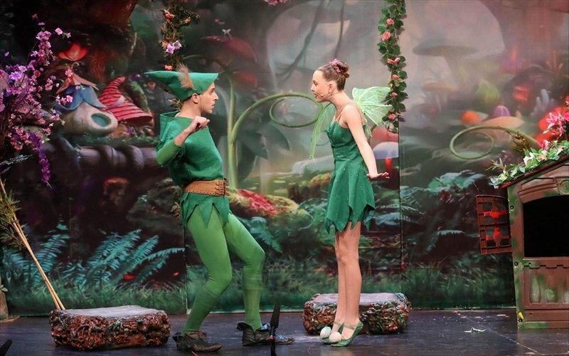 o-piter-pan-kai-i-tigkermpel-prosgeionontai-stin-xora-tou-pote-kai-ti-theatriki-skini-tigkermpel-prosgeionontai-stin-xora-tou-pote-kai-ti-theatriki-skini
