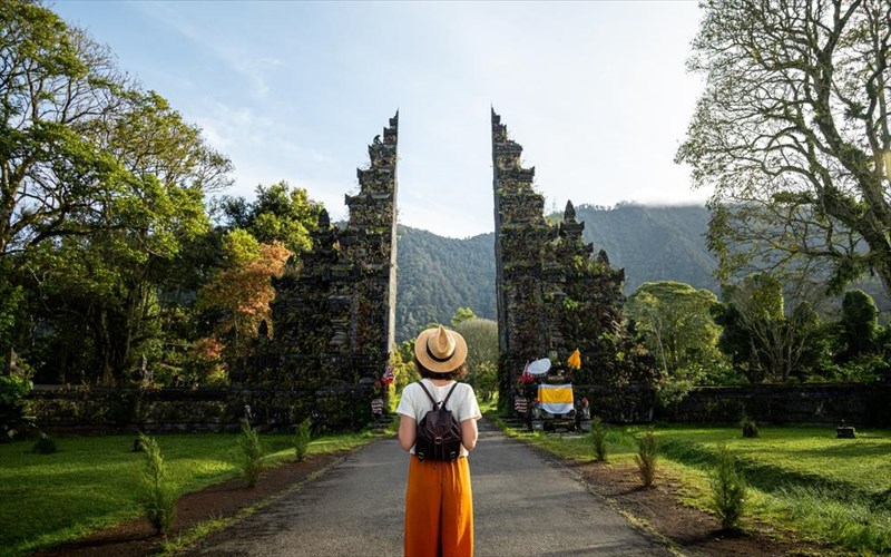 gunaikes-kai-taksidi-i-ekseliksi-kai-i-elliniki-poli-pou-klebei-tin-parastasi-elliniki-poli-pou-klebei-tin-parastasi